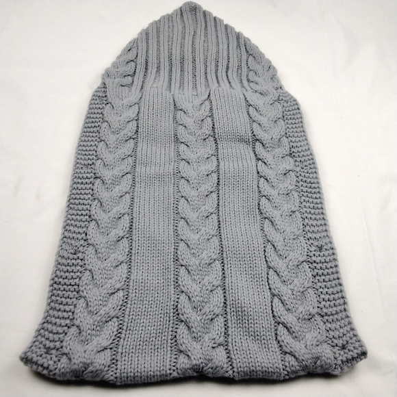 Cable knit grey hooded blanket with wooden buttons - Picture 2 of 5